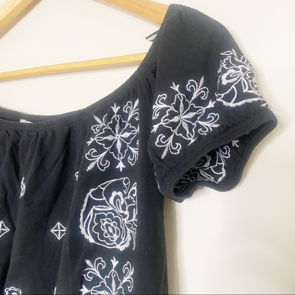 Express Embroidered Floral Crop Top - Picture 3 of 6